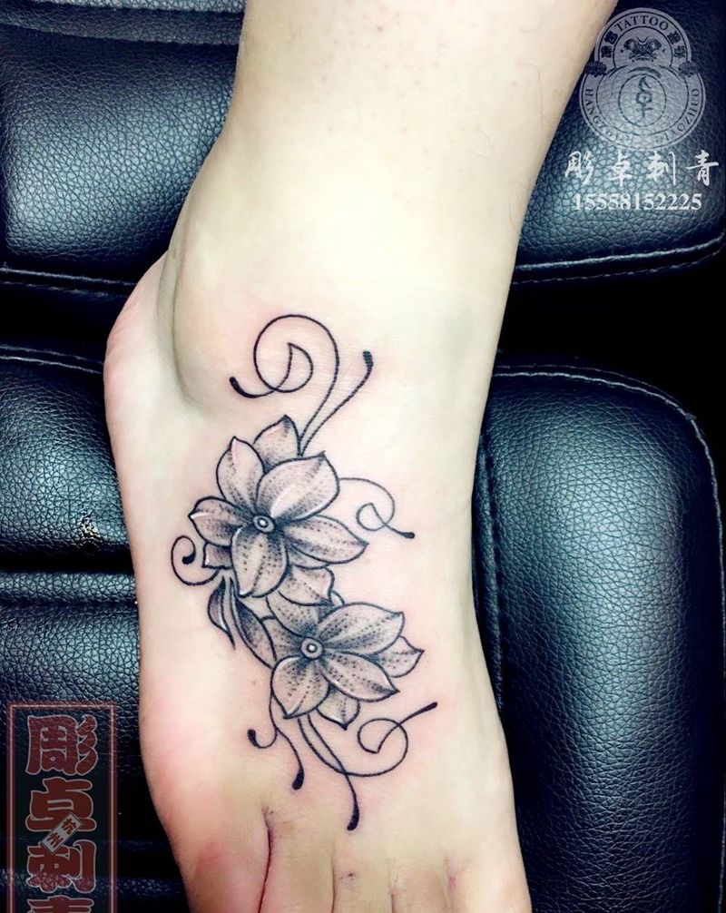 脚上花纹身图片_成品脚部清新植物线条黑灰花杭州纹身图案