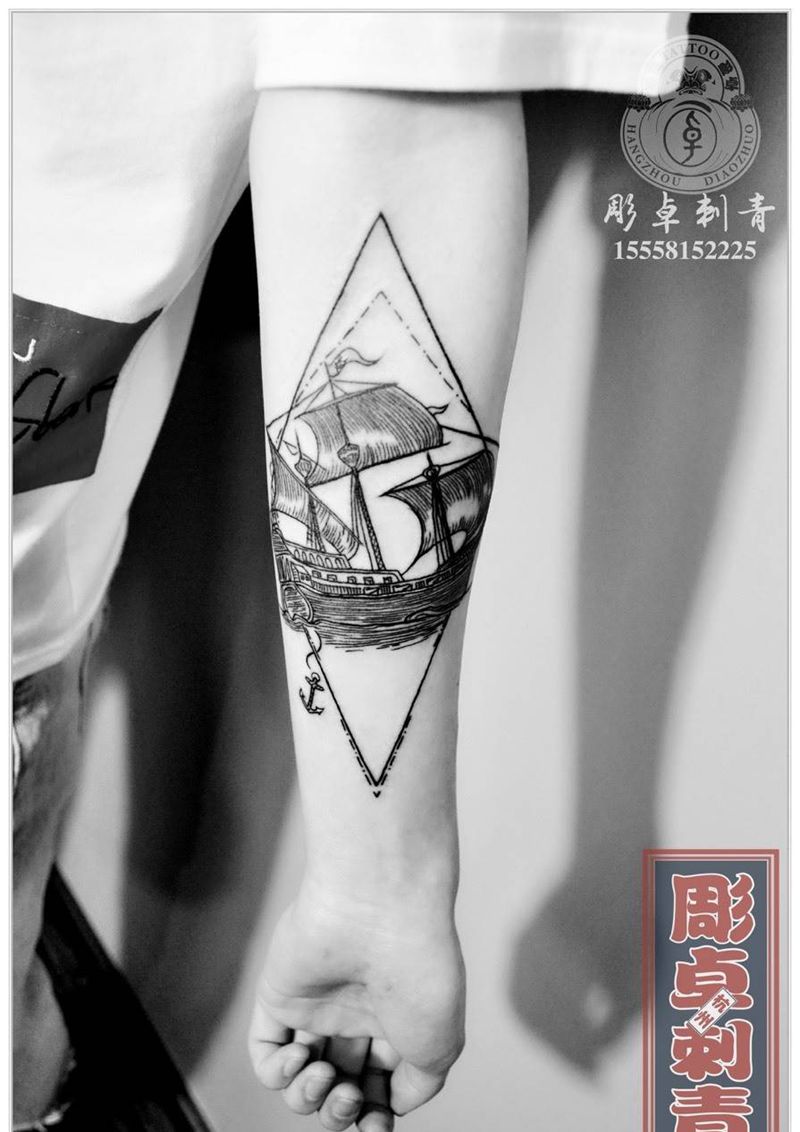 大帆船纹身图片_成品手臂清新几何线条帆船杭州纹身图案
