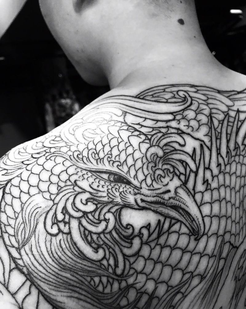 凤凰半背纹身图片_肩部背部凤凰传统动物纹身图案