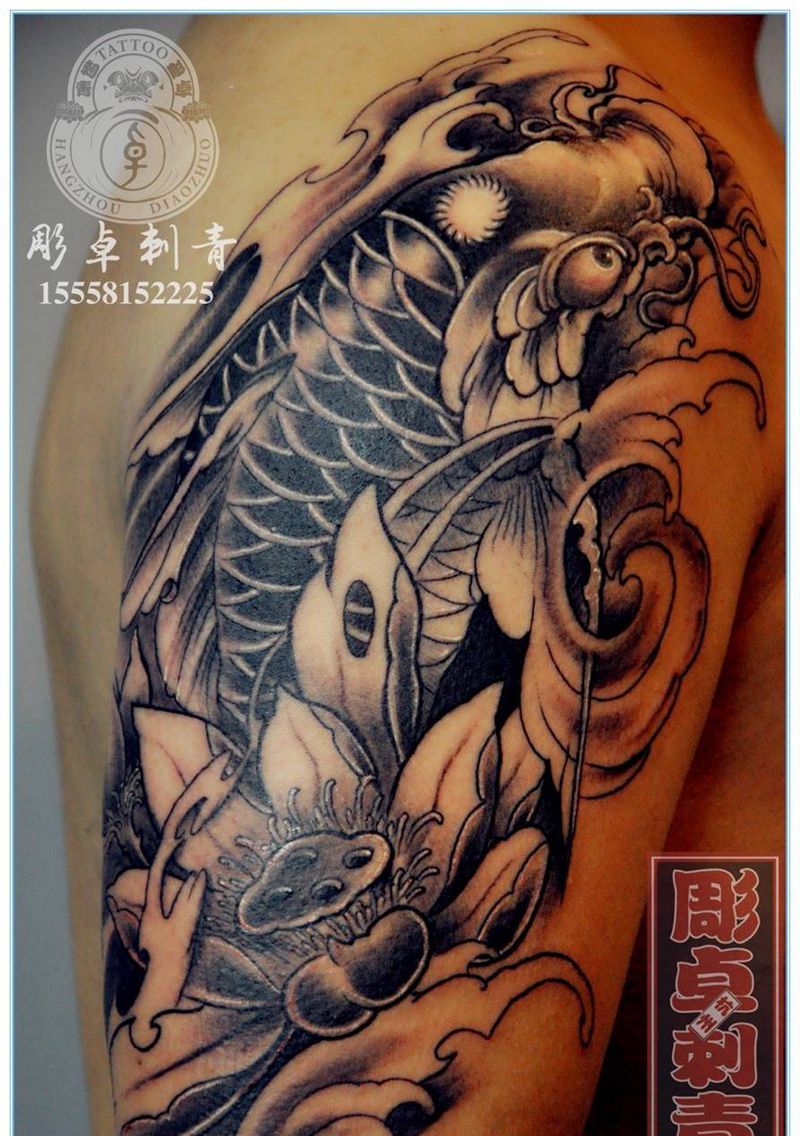 大臂黑灰鲤鱼纹身图片_成品手臂传统动物鲤鱼大臂黑灰杭州纹身图案