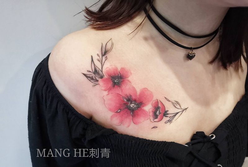 花纹身图片_胸部水彩水墨纹身图案