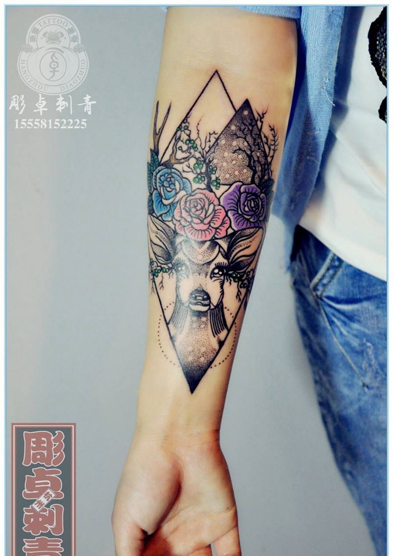 几何点刺小臂鹿纹身图片_成品手臂欧美动物鹿杭州纹身图案