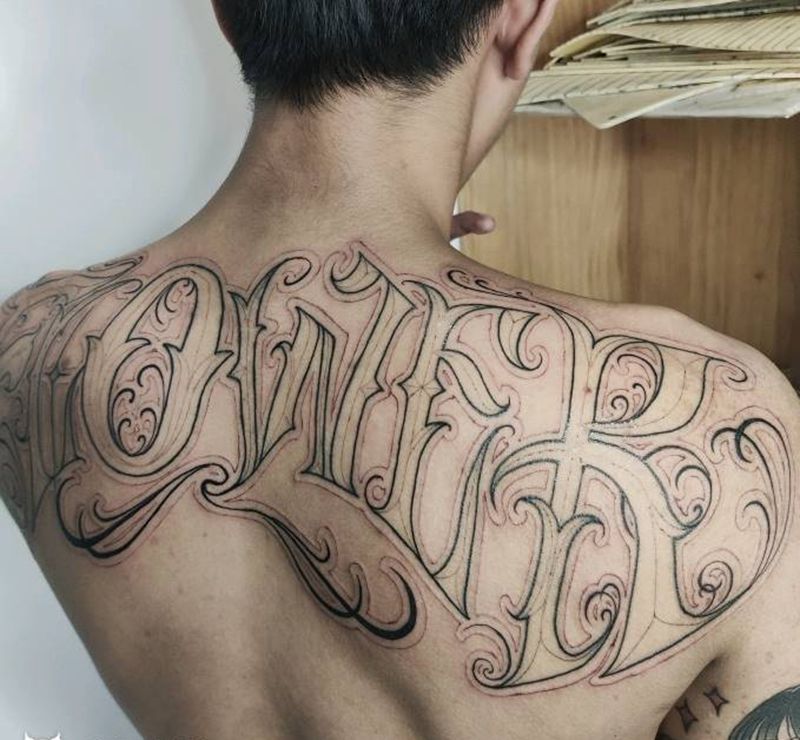 奇卡诺花体字纹身纹身图片_背部花体字花体字纹身图案