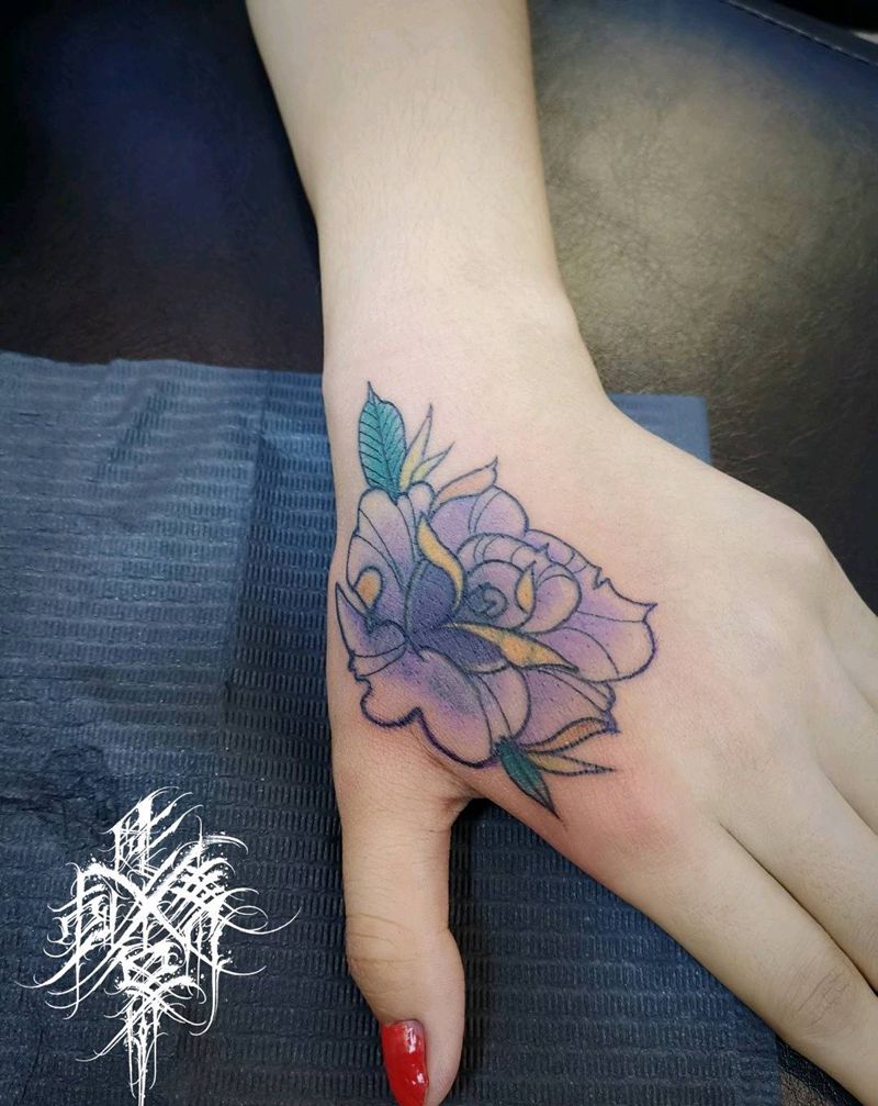 玫瑰虎口遮盖纹身图片_手部New School玫瑰纹身图案