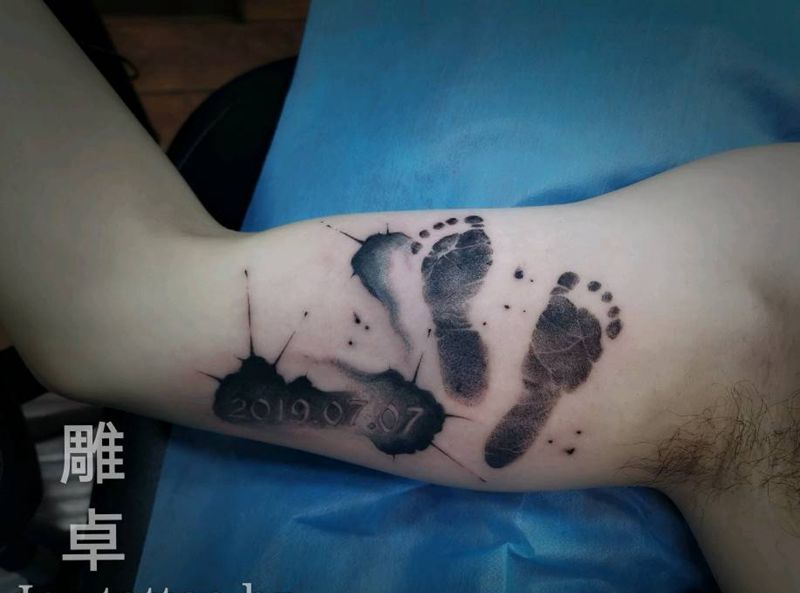 脚印纹身图片_手臂欧美写实脚印纹身图案