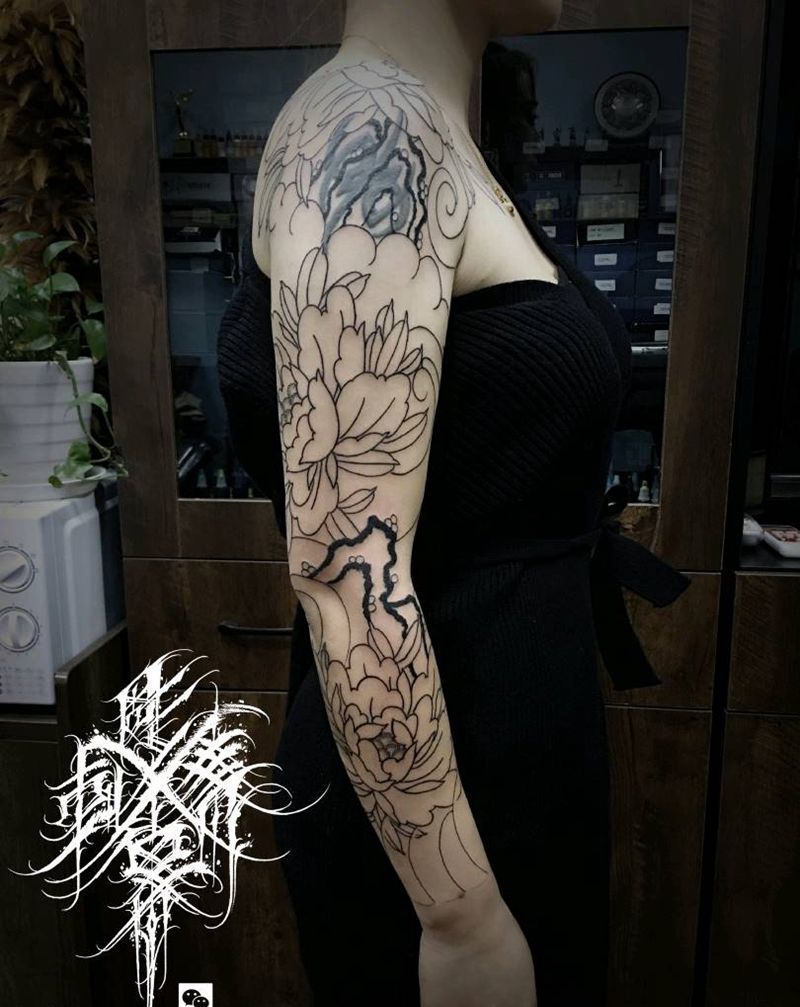 老传统牡丹花臂遮盖未完纹身图片_手臂老传统牡丹花臂纹身图案