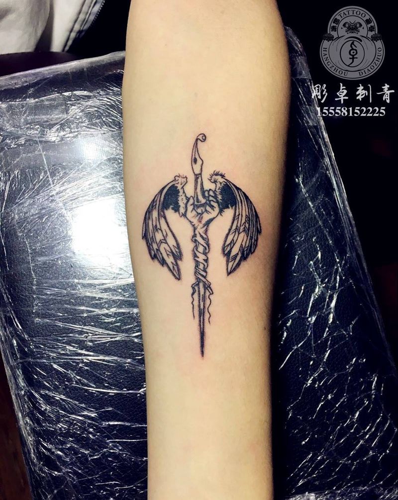 小臂纹身图片_成品手臂欧美翅膀杭州纹身图案