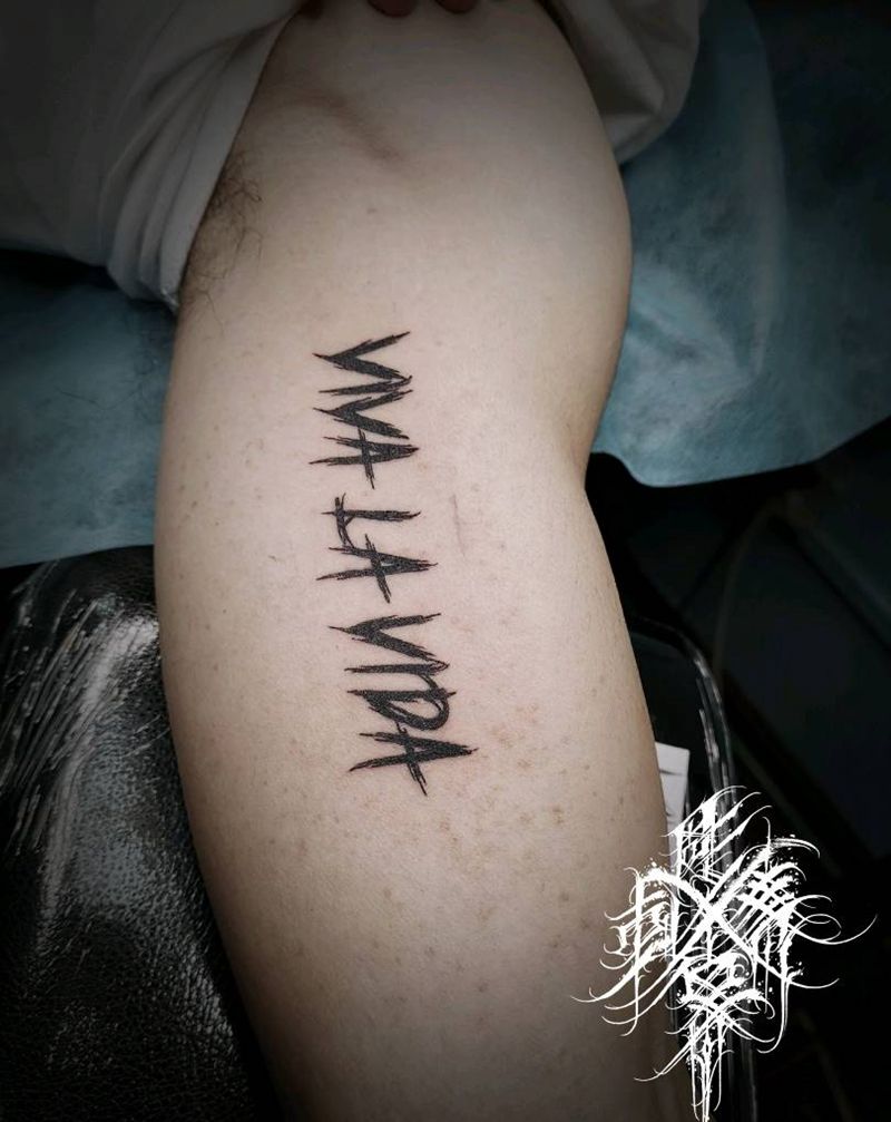 大臂内英文纹身图片_手臂花体字纹身图案