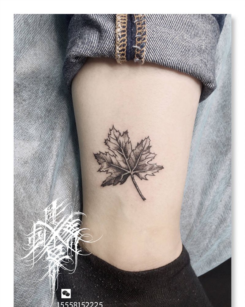 枫叶纹身图片_脚部腿部小清新枫叶纹身图案