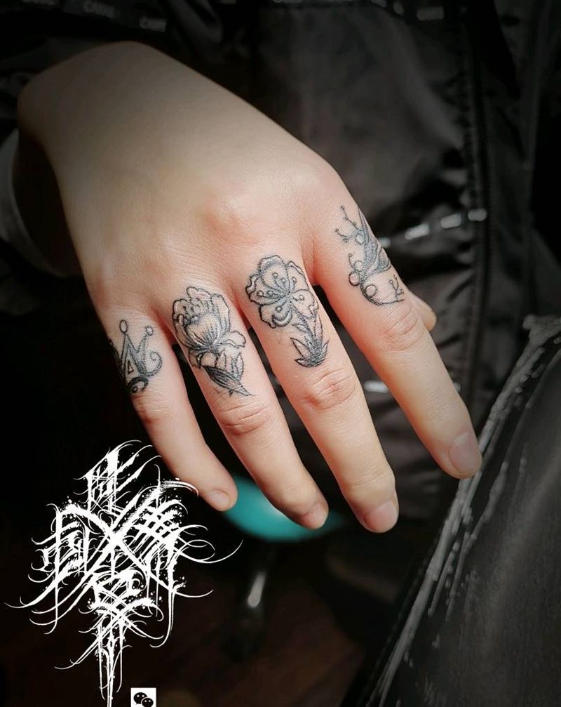 手指遮盖纹身图片_手部小清新纹身图案