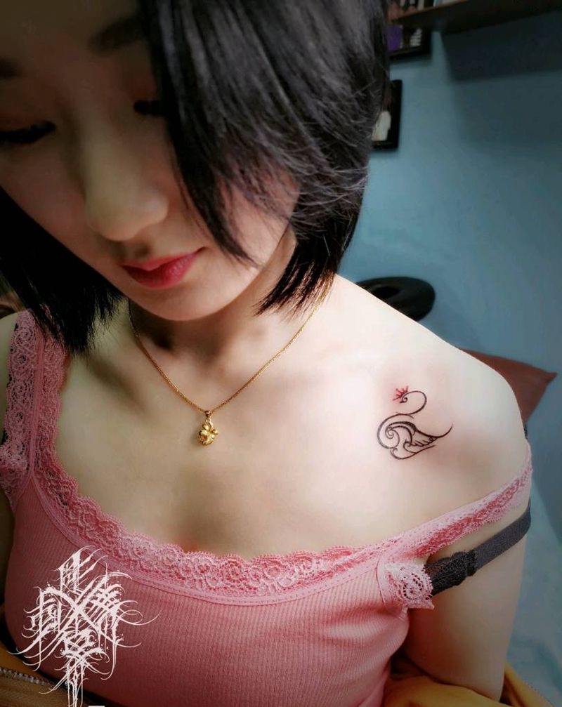 肩上天鹅纹身图片_肩部小清新天鹅纹身图案