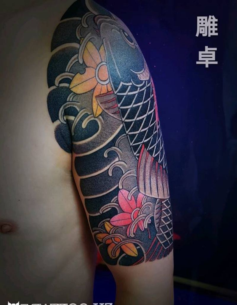 老传统鲤鱼纹身图片_手臂老传统鲤鱼纹身图案