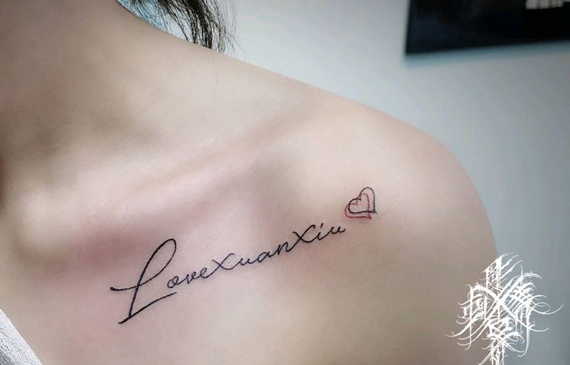 锁骨英文纹身图片_颈部肩部花体字锁骨英文纹身图案