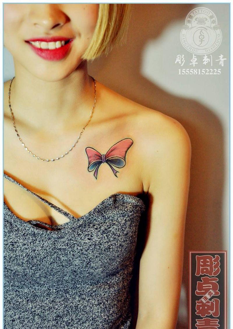 锁骨蝴蝶结遮盖纹身图片_成品颈部肩部清新欧美蝴蝶结杭州锁骨遮盖纹身图案