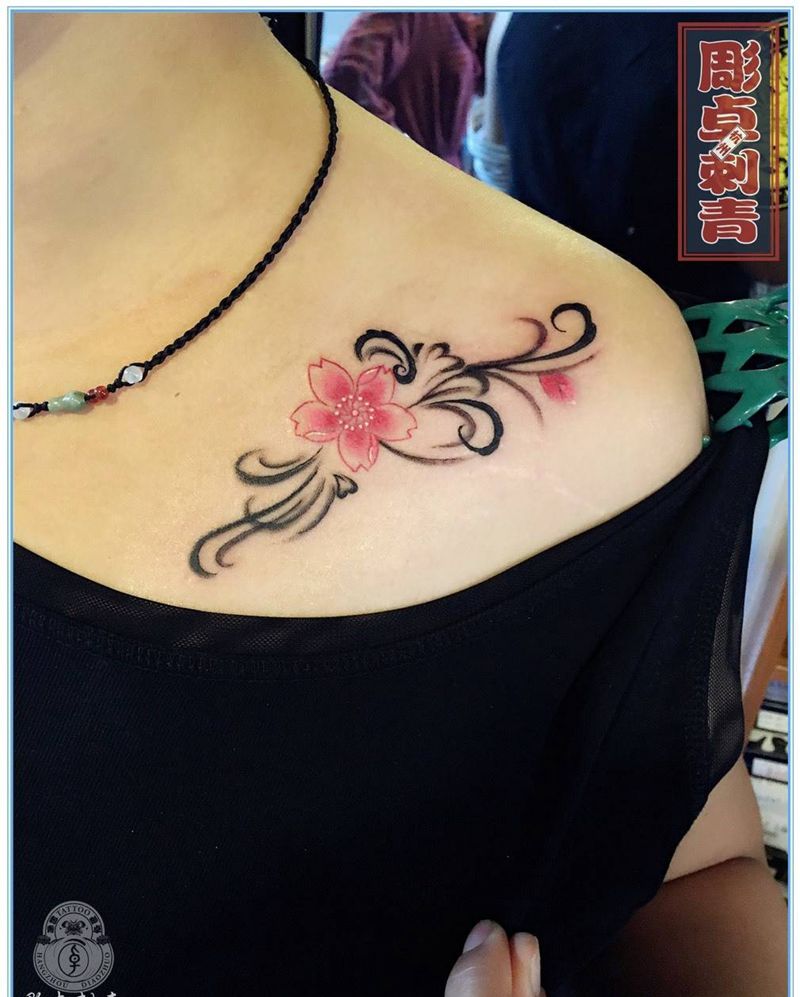 锁骨樱花纹身图片_成品肩部清新植物樱花纹身图案