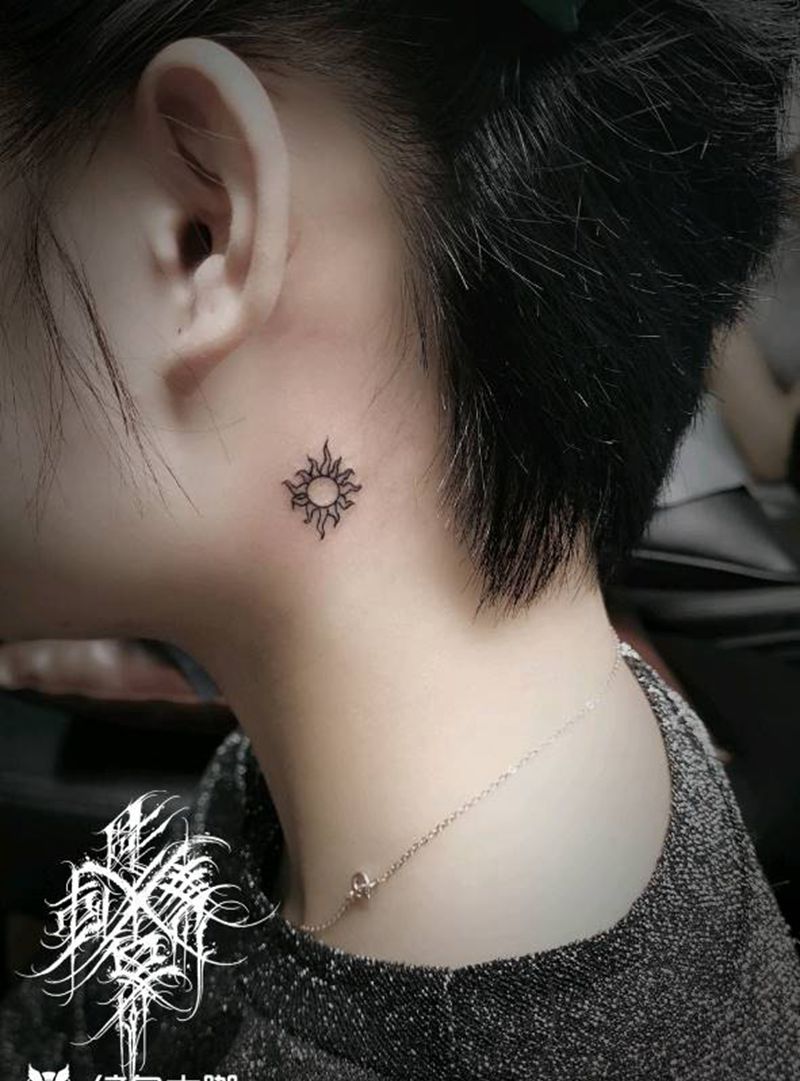 耳后小太阳纹身图片_颈部小清新纹身图案