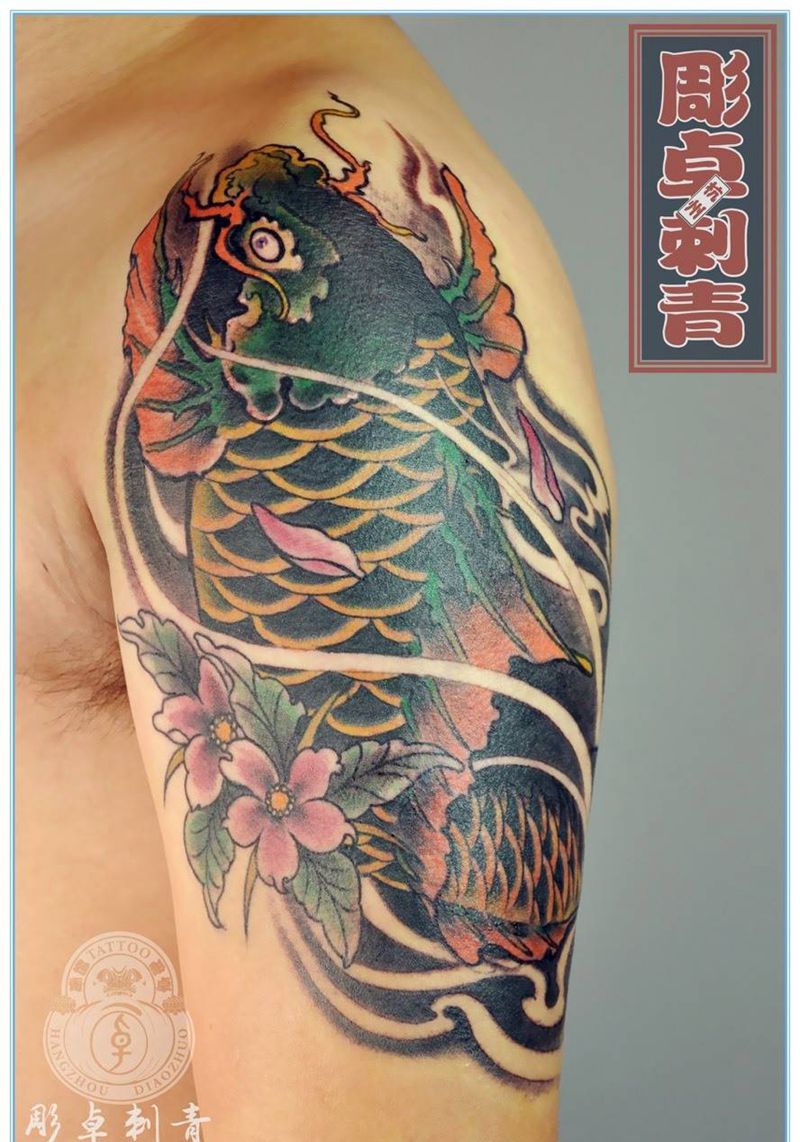 大臂鲤鱼纹身图片_成品手臂传统动物鲤鱼杭州纹身图案