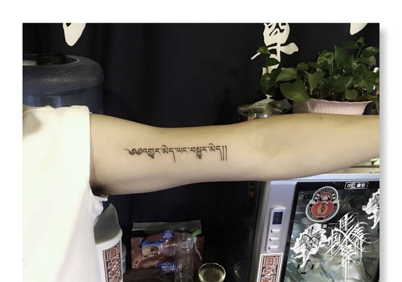 大臂梵文纹身图片_手臂梵文纹身图案