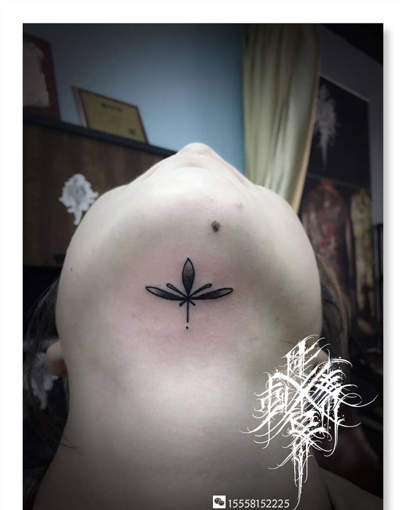 下巴小清新纹身图片_图腾小清新下巴纹身图案