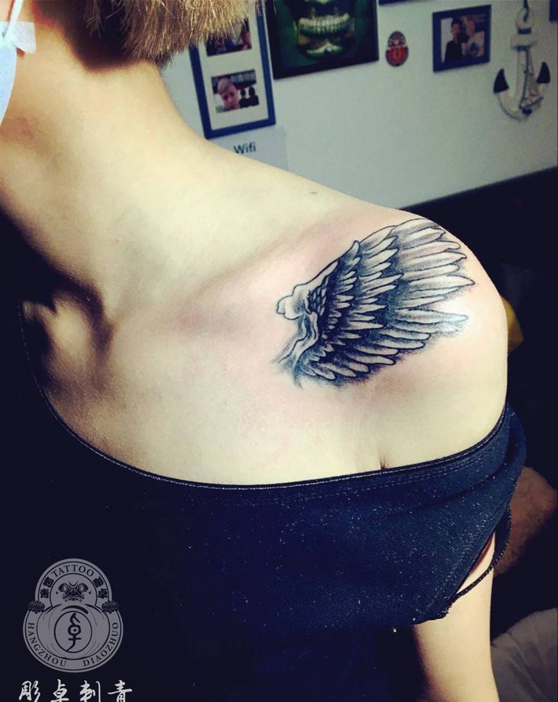 肩膀翅膀纹身图片_成品肩部欧美翅膀杭州纹身图案