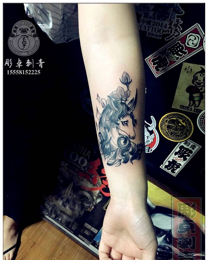 小臂独角兽纹身图片_成品手臂欧美独角兽杭州纹身图案