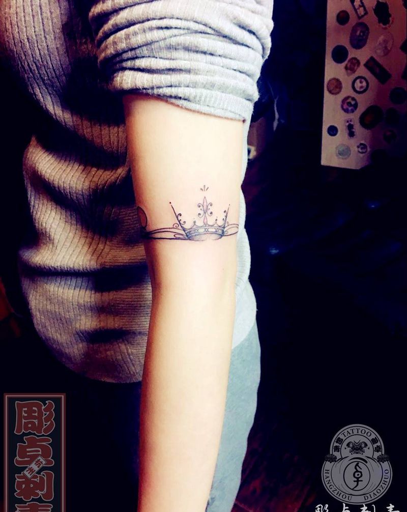 臂环小皇冠纹身图片_成品手臂清新皇冠杭州纹身图案