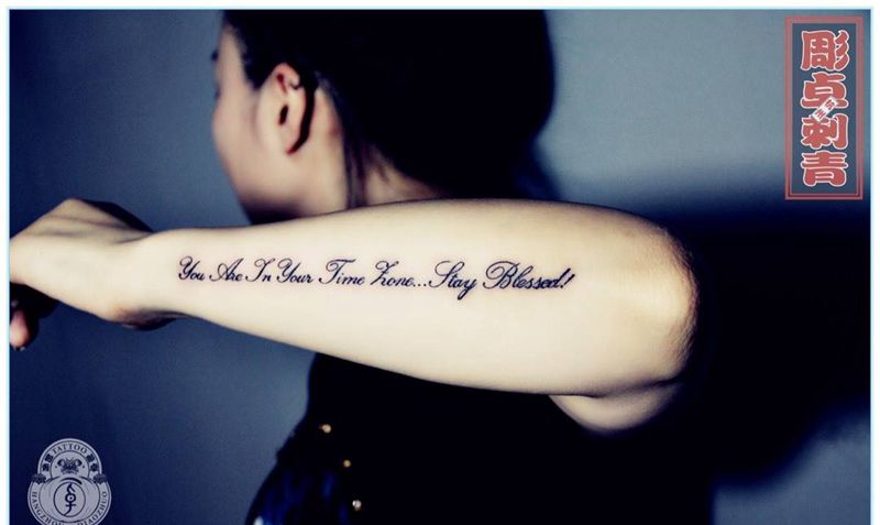 小臂英文纹身图片_成品手臂清新字符杭州英文纹身图案