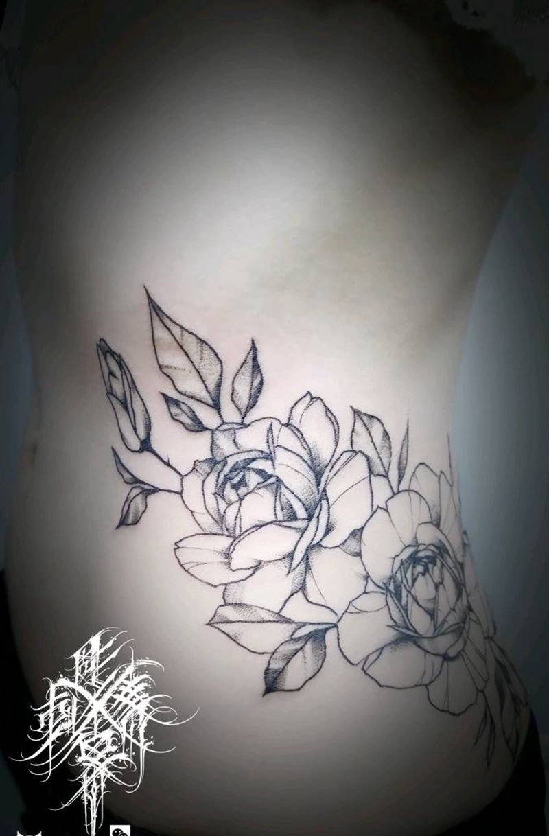 侧腰素花纹身图片_腰部素花纹身图案