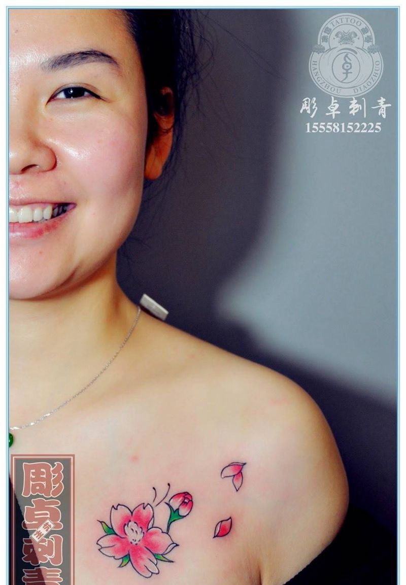 锁骨桃花纹身图片_成品清新植物杭州锁骨桃花纹身图案