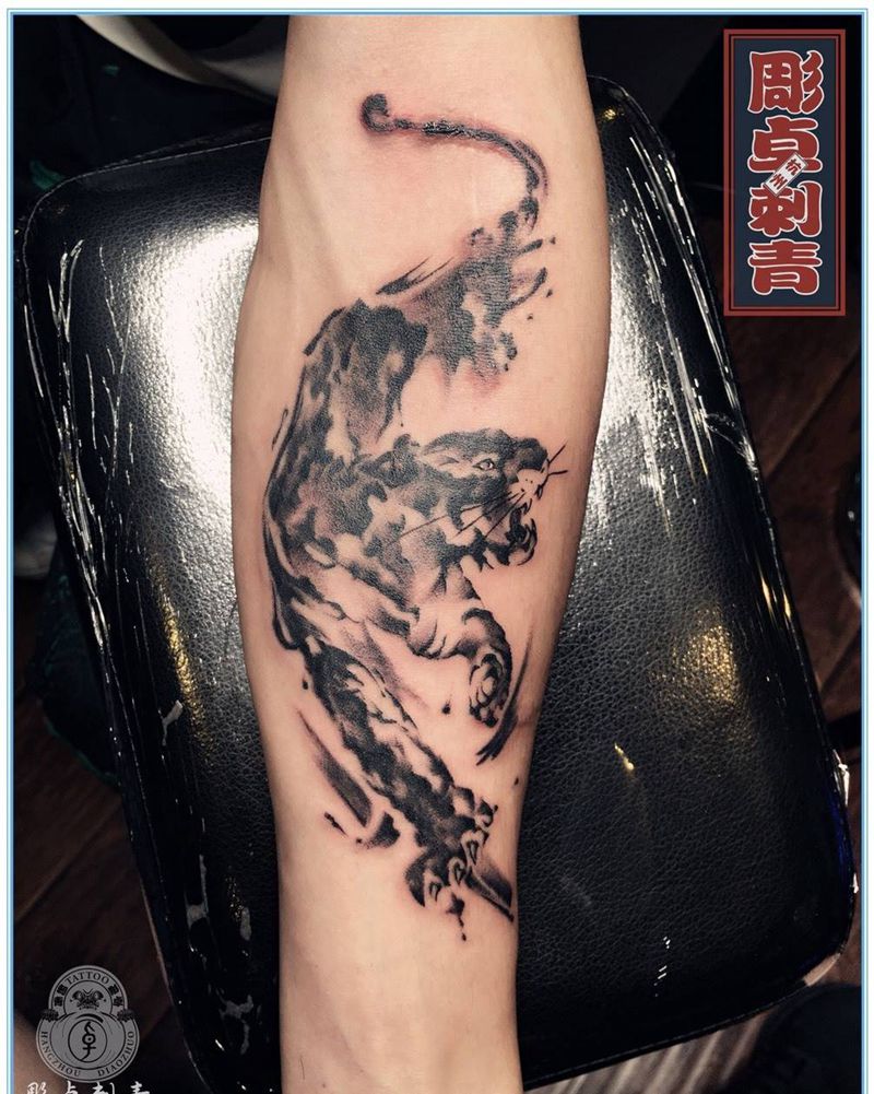 水墨虎纹身图片_成品手臂传统国画动物老虎水墨纹身图案