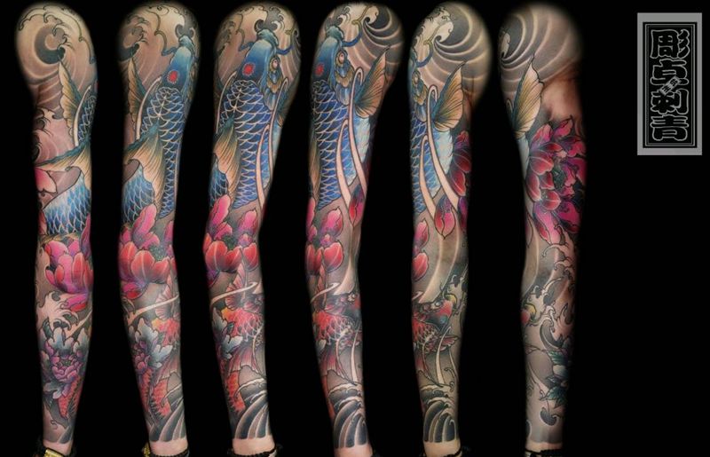 衔接双鱼花臂纹身图片_手臂新传统双鱼花臂鲤鱼纹身图案