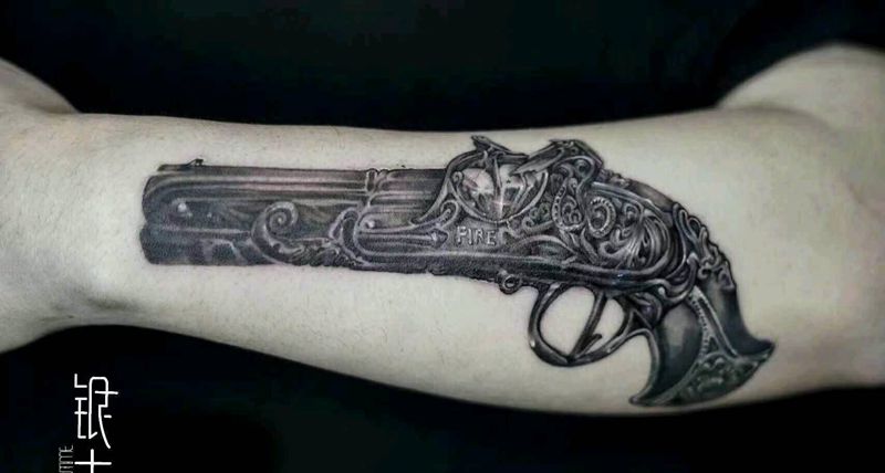 枪纹身图片_手臂欧美写实枪余文乐纹身图案