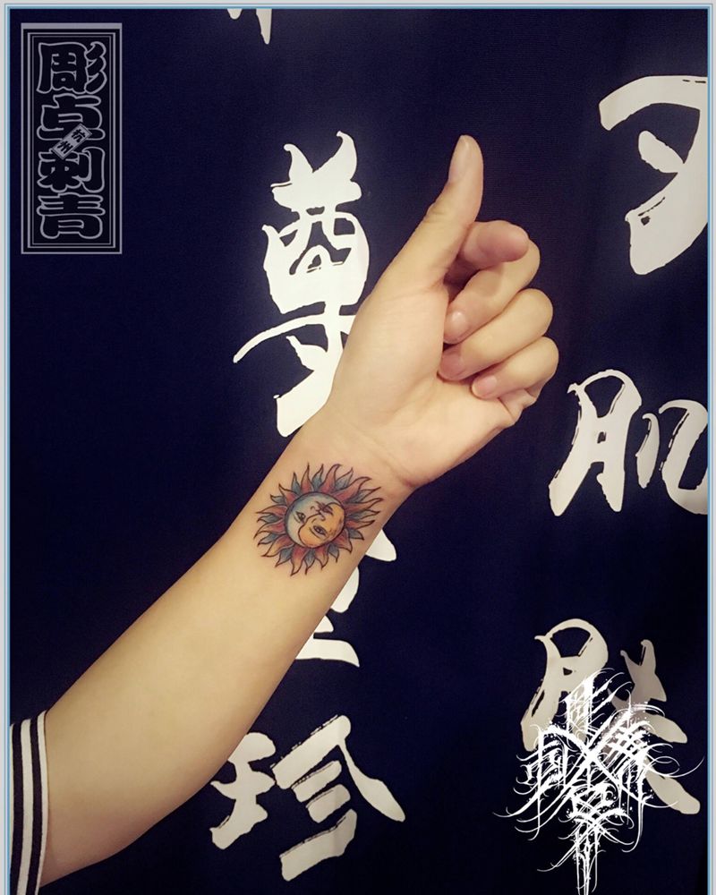 太阳月亮纹身图片_成品手部清新太阳纹身图案