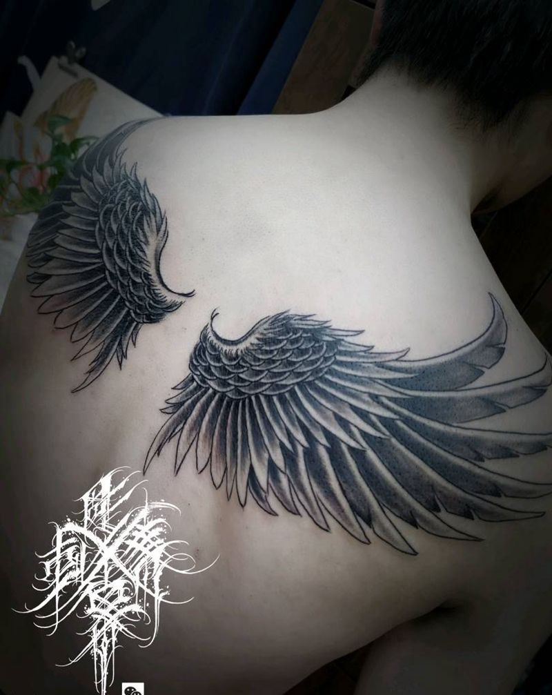 后背翅膀纹身图片_背部翅膀纹身图案