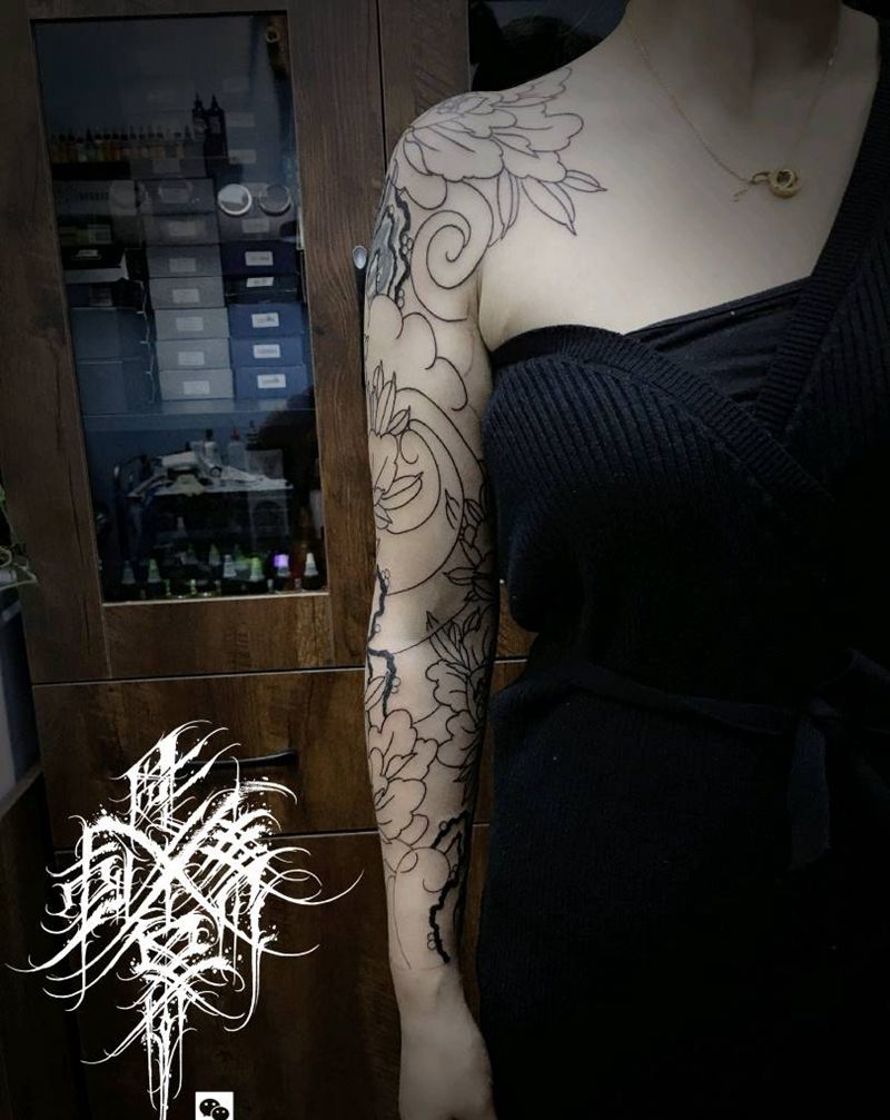 牡丹花臂未完待续纹身图片_手臂老传统花臂纹身图案