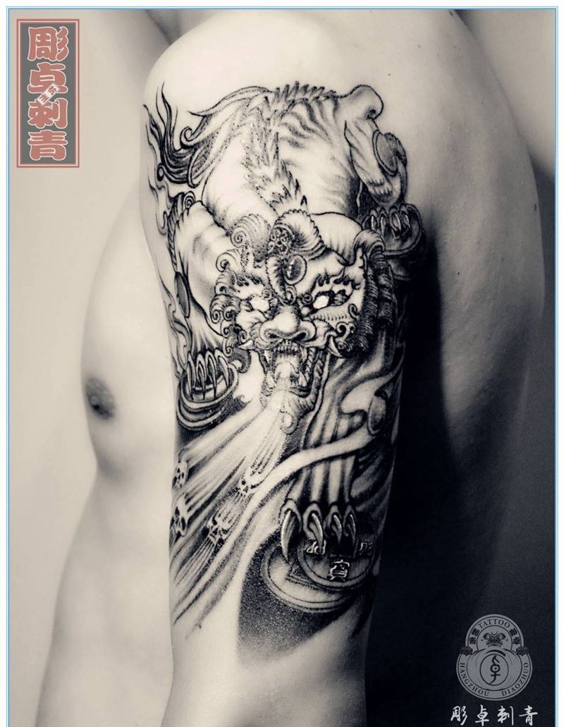 大臂貔貅纹身图片_成品手臂传统貔貅鬼神纹身图案