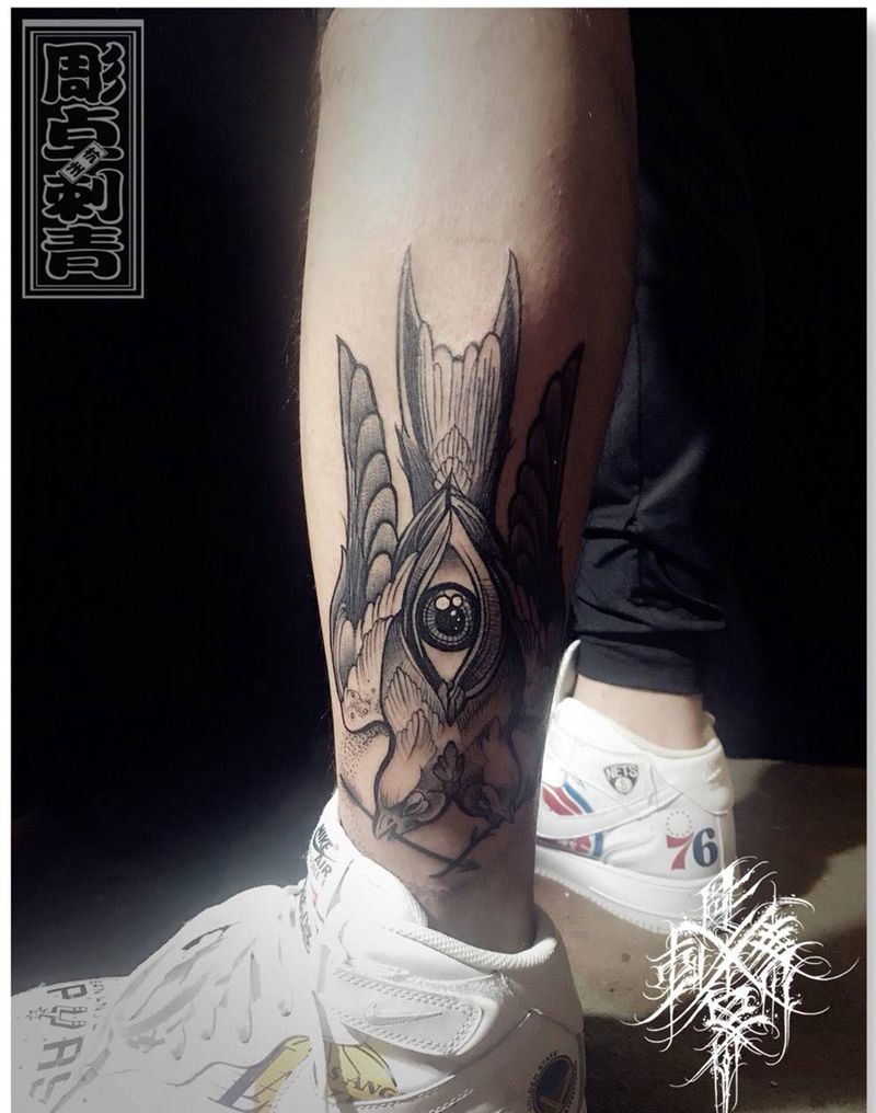 双头乌鸦雕卓小乔作品纹身图片_成品腿部欧美宗教乌鸦纹身图案