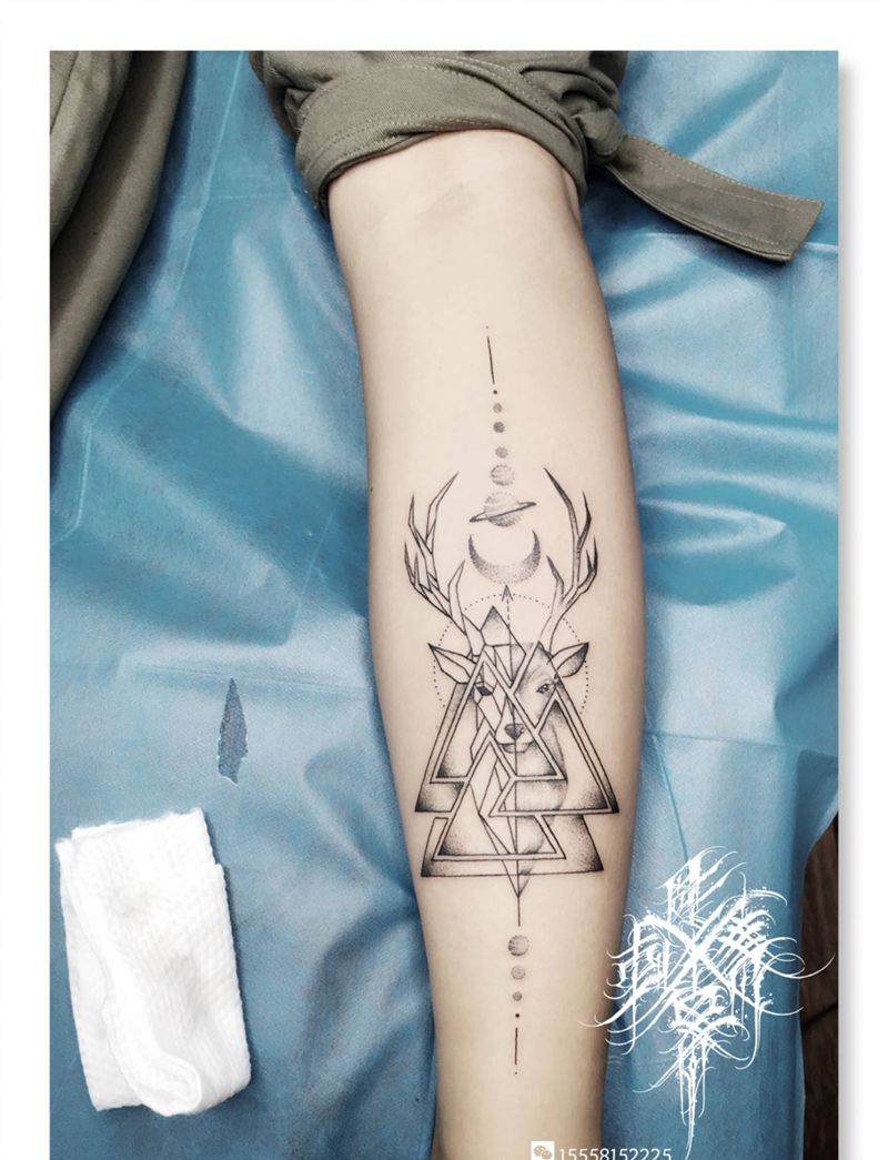 几何鹿纹身图片_腿部几何鹿纹身图案