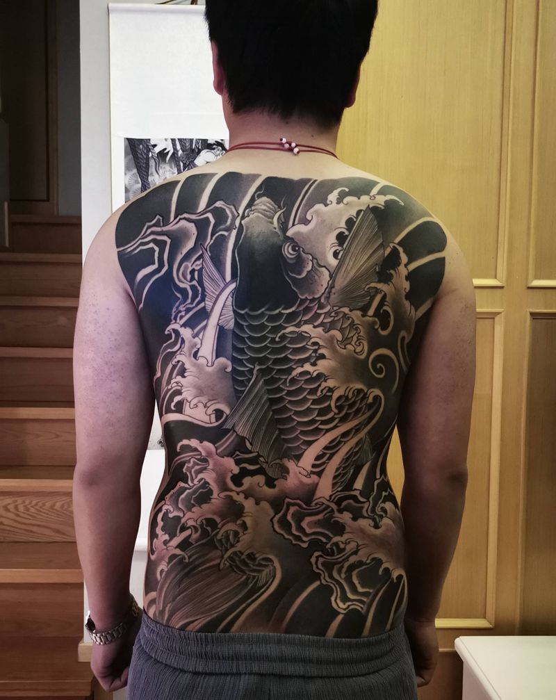 满背大鲤鱼结束纹身图片_背部新传统纹身图案