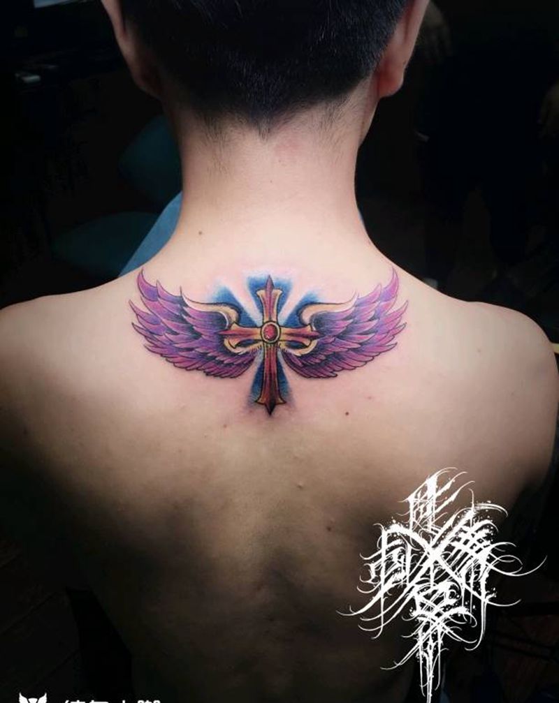 翅膀十字架纹身图片_颈部背部Old School十字架翅膀纹身图案