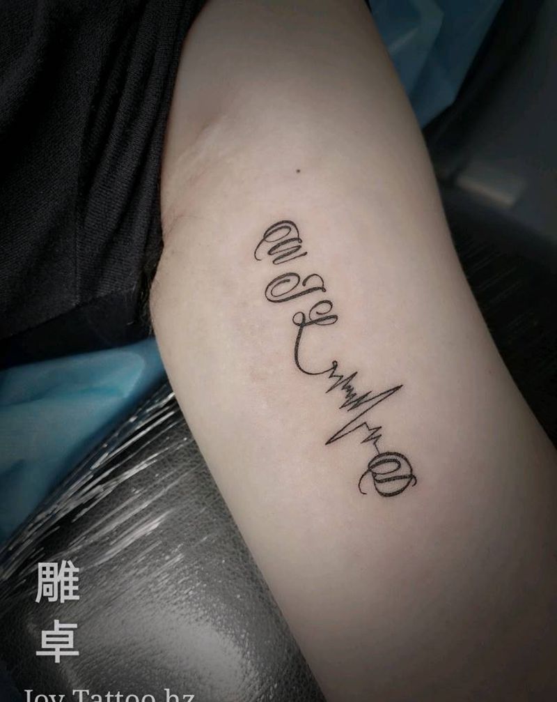 英文心电图纹身图片_手臂花体字纹身图案