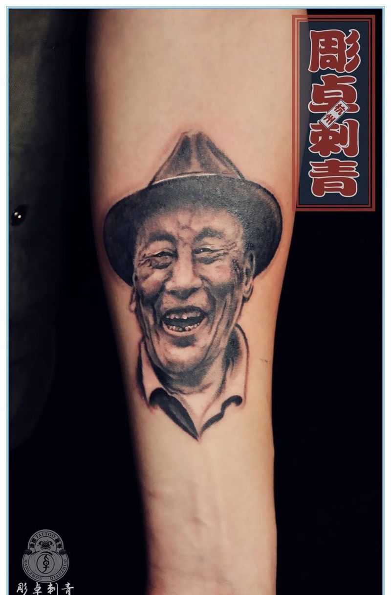 写实外公未完纹身图片_手臂写实人物纹身图案