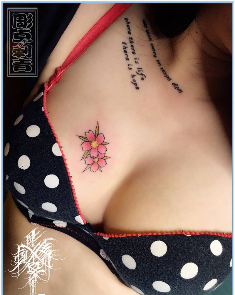 胸部樱花纹身图片_成品胸部清新植物樱花纹身图案