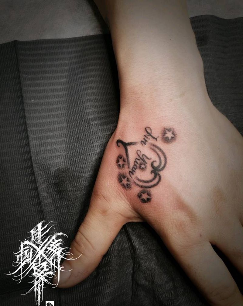 爱心英文纹身图片_手部花体字纹身图案