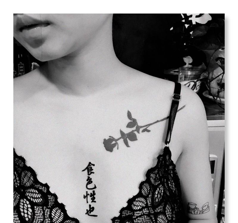 雕卓小乔作品纹身图片_胸部书法纹身图案