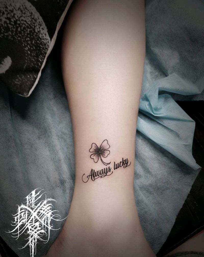 脚踝四叶草纹身图片_腿部脚部花体字四叶草纹身图案