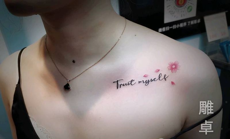 锁骨英文纹身图片_胸部肩部New School花体字锁骨英文纹身图案