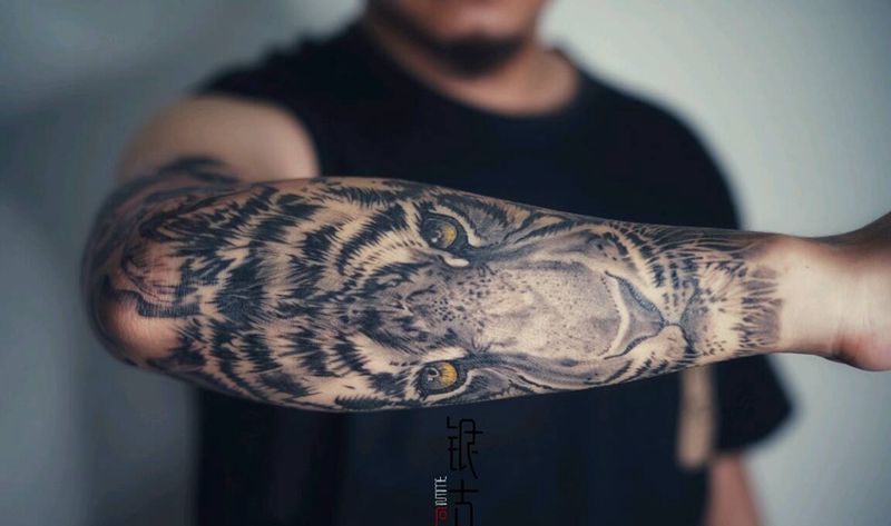 猛虎隐山林纹身图片_水墨虎水墨中国风纹身图案