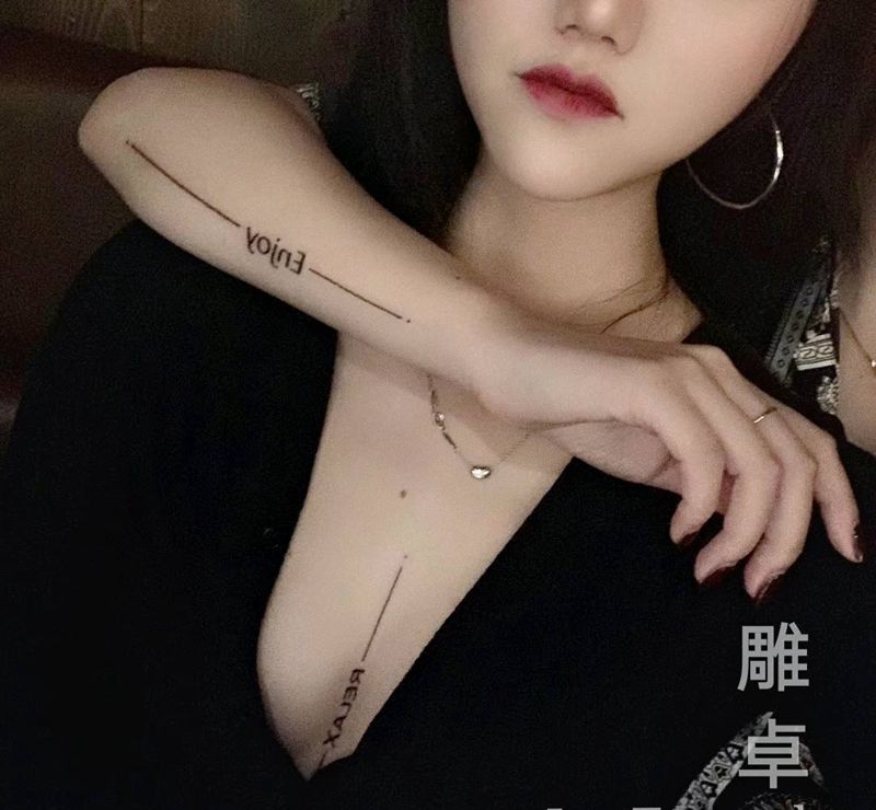 胸部英文线纹身图片_手臂胸部花体字几何纹身图案