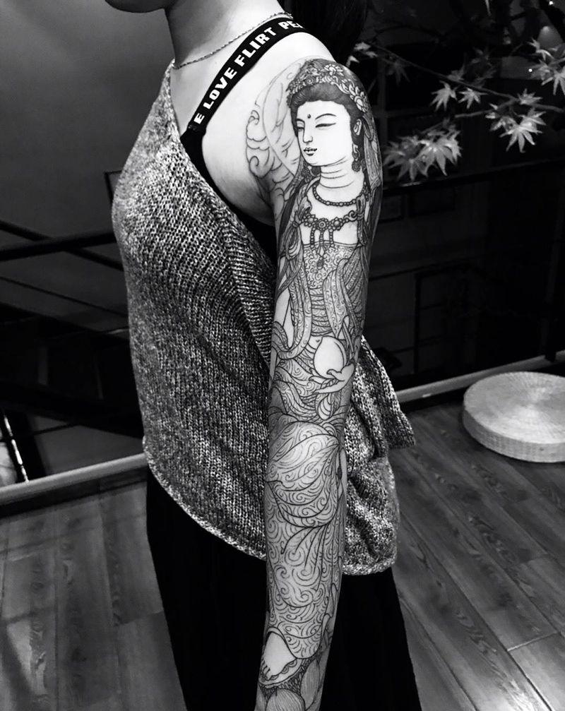 水月观音纹身图片_花臂观音佛教题材纹身图案